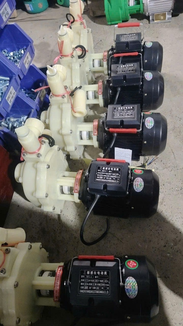 MÁY BƠM HÓA CHẤT TẨY CẶN CHILLER VÀ NỒI HƠI GIÁ RẺ